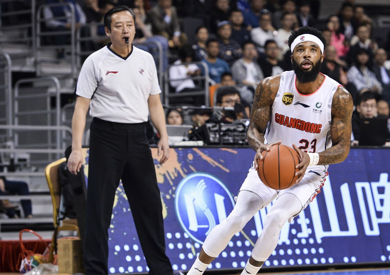 转会期广东宏远调整名单以备欧冠，调整名单环节打磨，气氛紧张，年轻球员得到机会的简单介绍